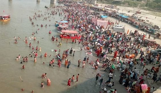 More than one lakh devotees took a dip in the Ganga on Buddha Purnima