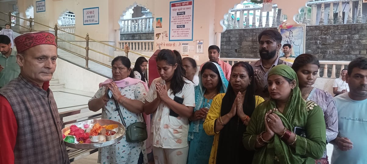 4,000 people paid obeisance at Jwalamukhi, 1800 at Chamunda and 900 at Bajreshwari temple
