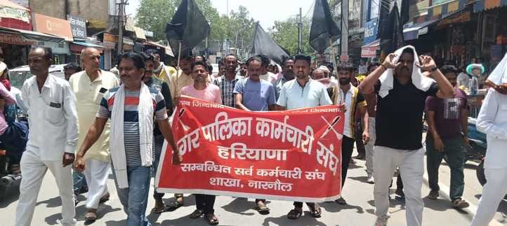 Sanitation workers demonstrated and showed black flags