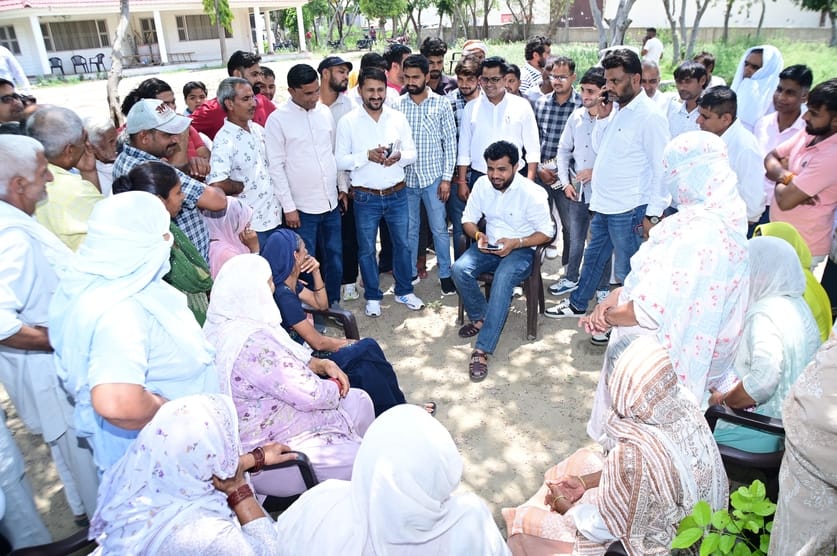 The women of Bhakharpur raised the demand to remove the contract from the middle of the population