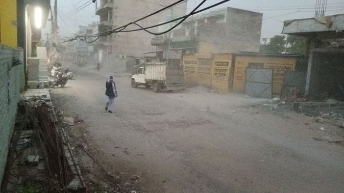 There was drizzle along with thunderstorm in Mahindergarh, power supply stopped