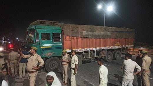 Gas tanker hit an e-rickshaw, two people including an innocent died, highway jammed