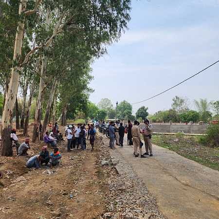 घटना स्थल पर जांच करती हुई पुलिस
