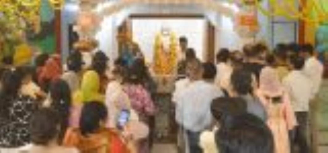 Hanuman temple bathed in light, queues of devotees started from night
