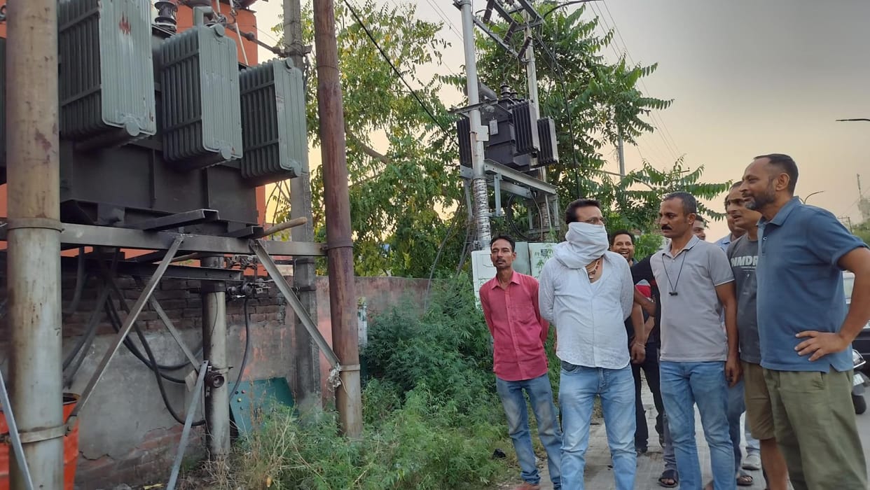 Oil theft from transformer in Patel Nagar, power cut for 12 hours, people angry