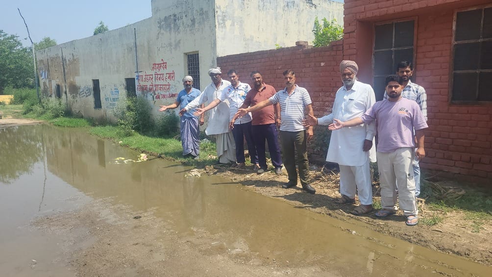 Waterlogging in front of the school, people are troubled