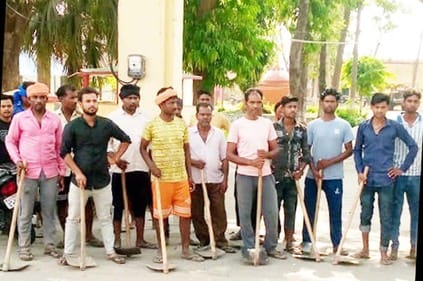 MNREGA workers reached the police station after a farmer slapped them