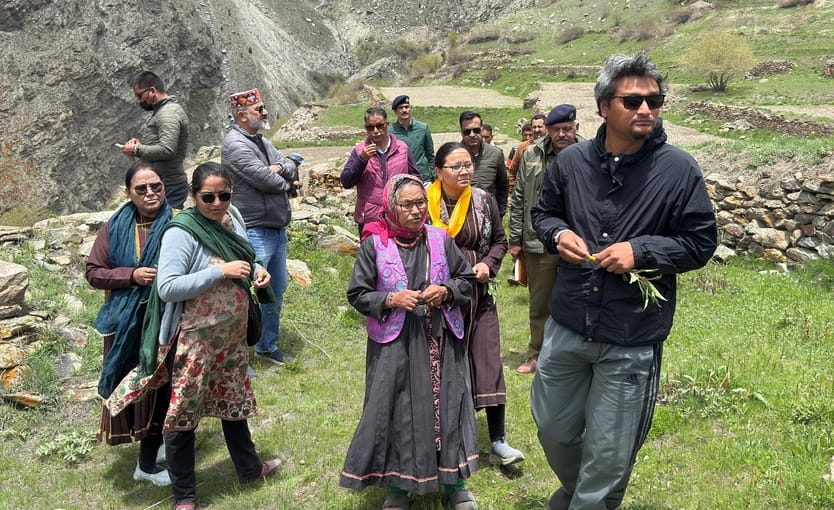 MLA Anuradha Rana reached the sinking Lindur village to take stock