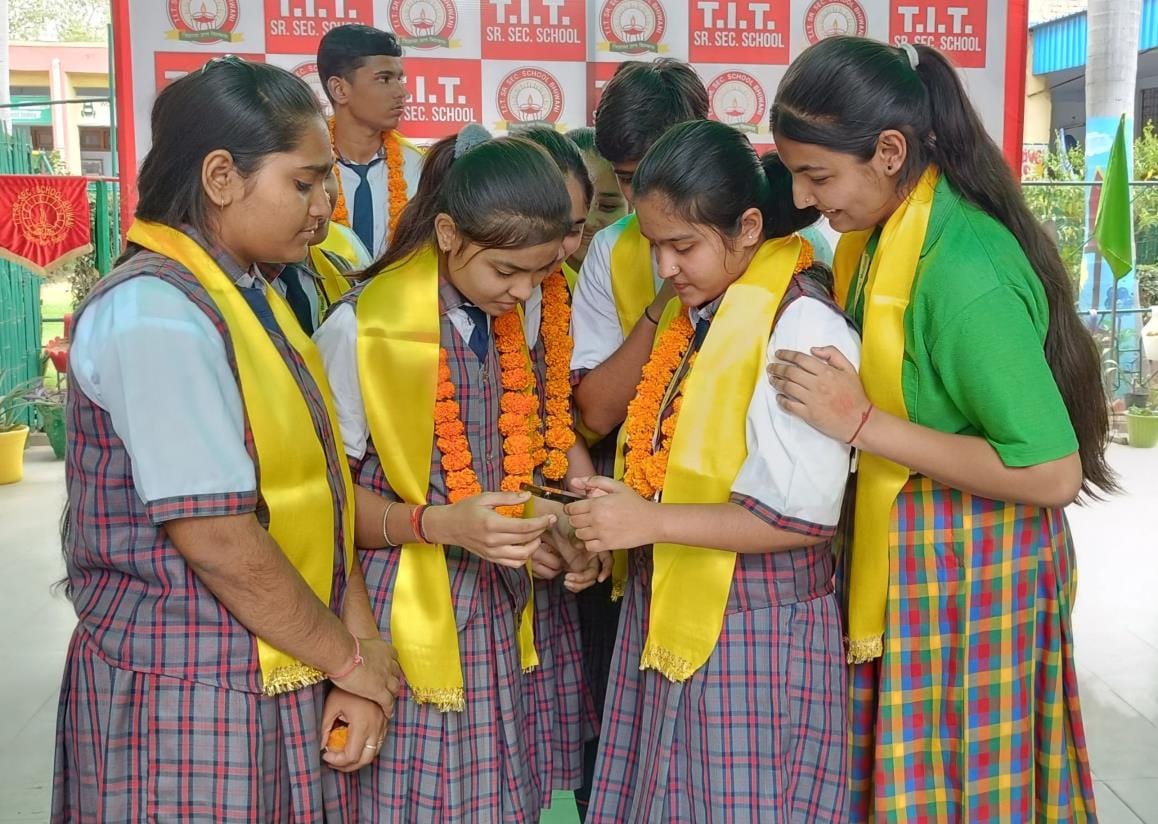 Girls again raised the flag in Haryana Board's 12th class