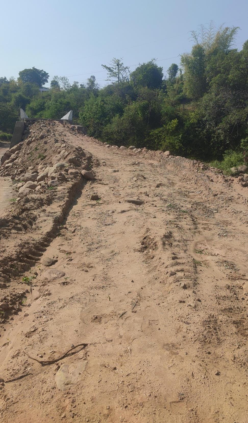 There is no road from Ward 7 of Makwal to Chirakaban