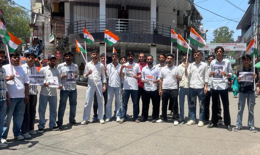 Carrying posters of Indira Gandhi, NSUI raised slogans against Pakistan