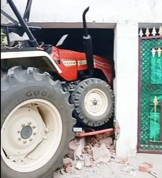 Tractor-trolley went out of control and entered the house