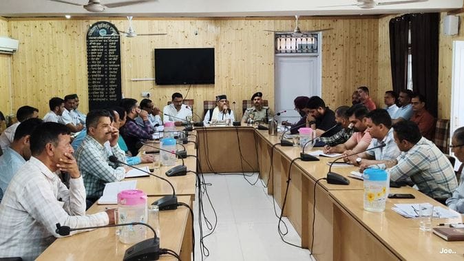 Instructions given to complete the pending development works in Rampur soon