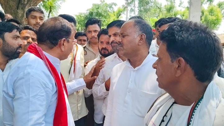Villagers surrounded the MP who came out from the martyr's house