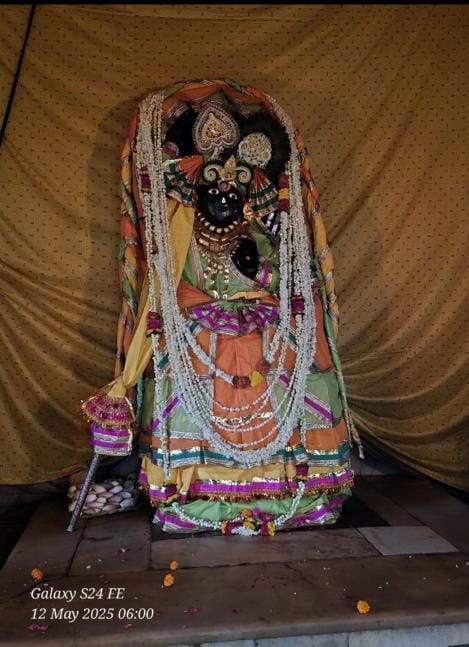 Devotees gathered to have darshan of Shridauji Maharaj on Purnima