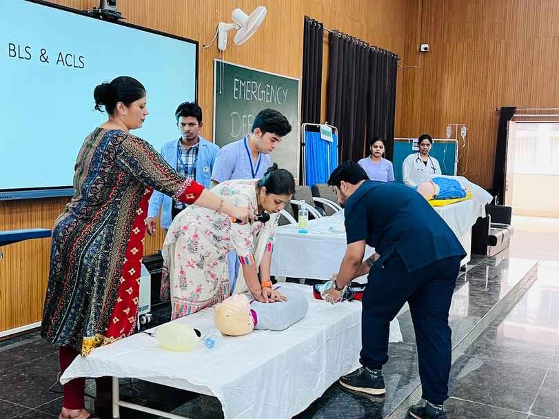 shivpuri Mock drill medical college Simulated emergency created injured brought on stretchers and wheel chairs