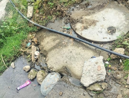 Sewerage chamber overflows in Ward 7 of Dharamshala, filth spreads on the roads