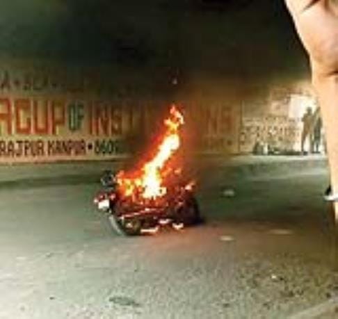 A moving bike caught fire, the driver narrowly escaped