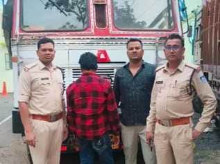 आरोपियों को पकड़े हुए पुलिस