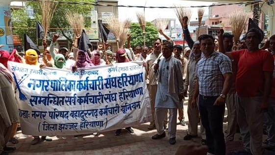 Sanitation workers demonstrated broom in the city regarding violation of promise