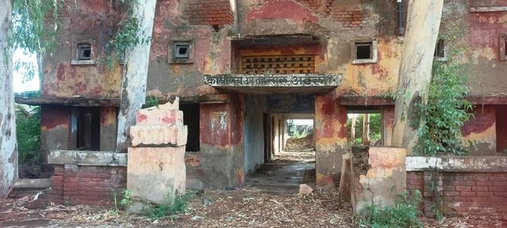 Government buildings were not demolished after becoming ruins, an accident can happen anytime
