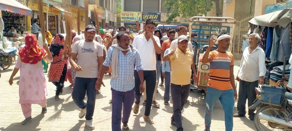 The sanitation workers of the municipality raised their demands by demonstrating with brooms