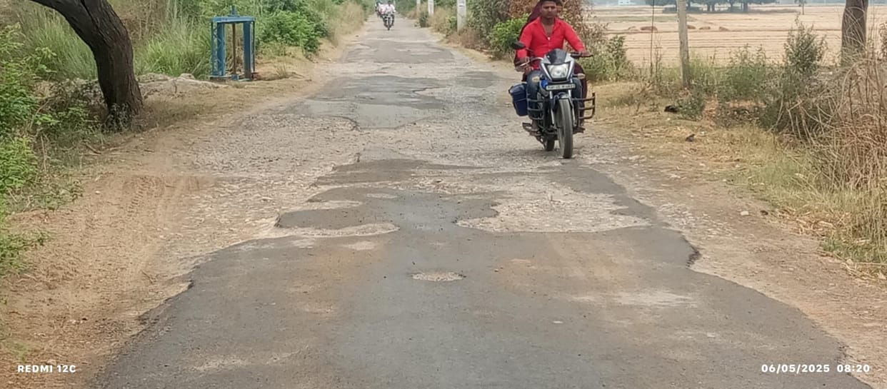 Jamunipur-Ariyabazar road is in bad condition, increasing the problems of villagers