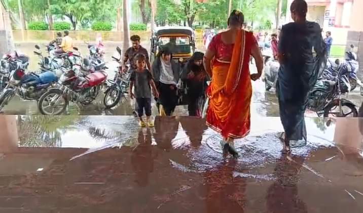 जावरा में शासकीय अस्पताल की बिल्डिंग से लेकर सीढ़ियों तक जमा हुआ पानी