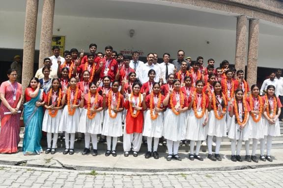 CBSE: DM honored the divisional and district toppers