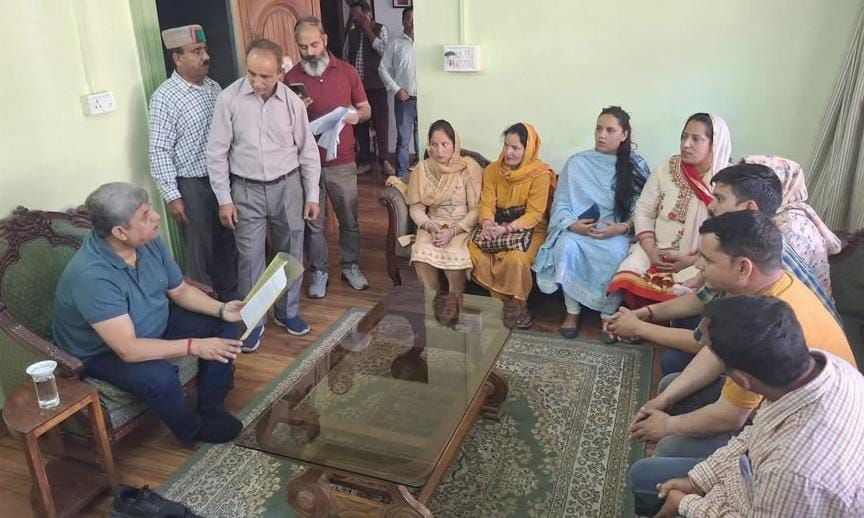 MLA Neeraj Nayyar resolved the problems of the people