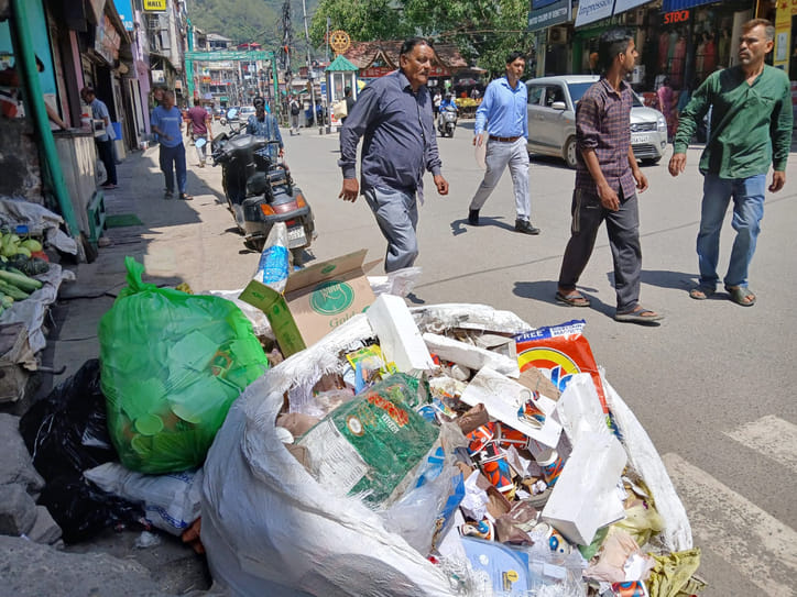 Lakhs of rupees are spent on vehicles every month, garbage is not being collected till noon