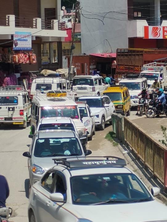 People are facing problems due to traffic jam in the city