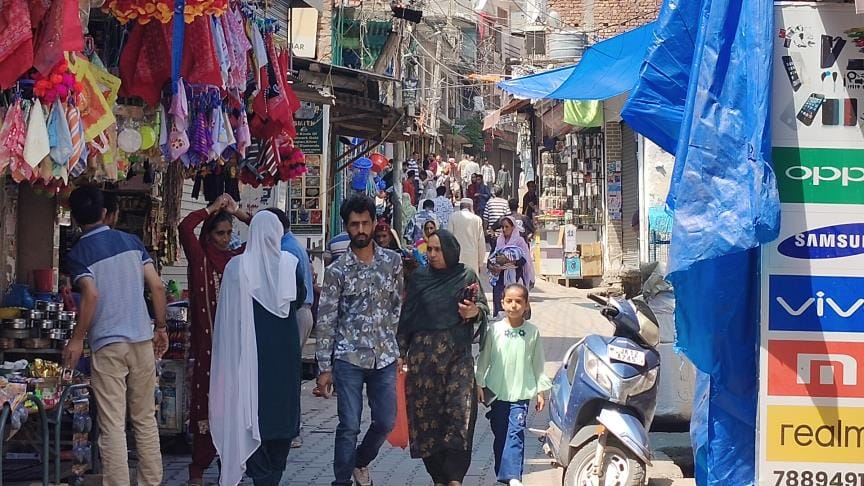 पुंछ के बाजार में खरीददारी के लिए पहुंचे लोग।
