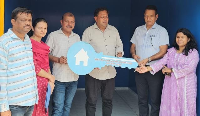 Keys of shops handed over to 11 more shopkeepers