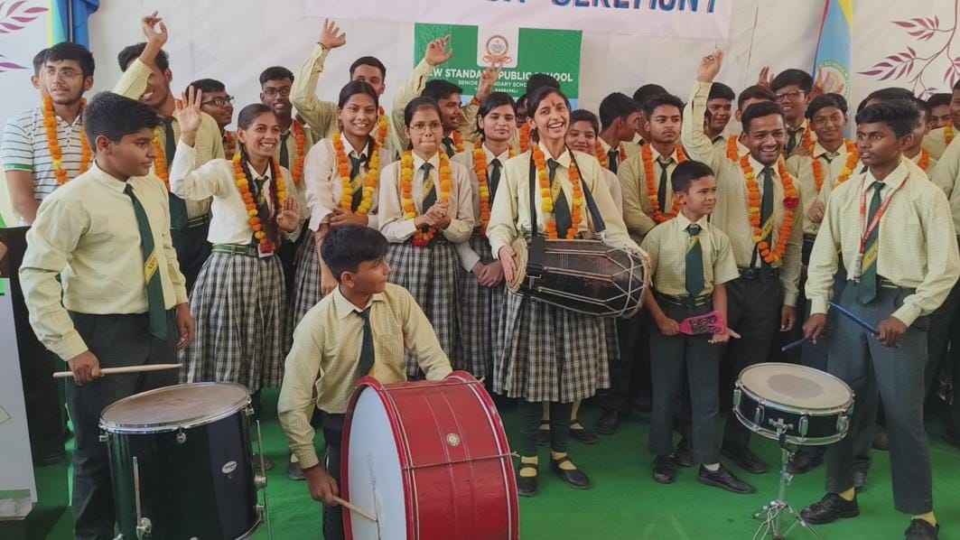 The meritorious people danced by playing drums