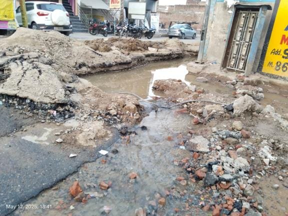Due to the contractor's negligence the school wall is shaking, thousands of liters of water is flowing