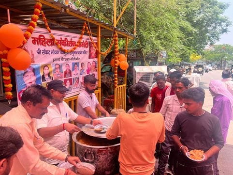 Bade Mangal was celebrated in the entire district, Bhandaars were organized in various places with cheers in temples