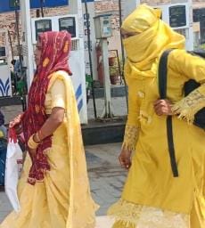 Hot winds gust at 41 degree temperature