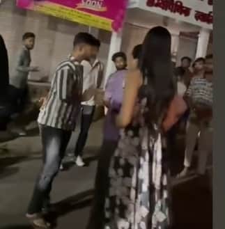 बीच बचाव करते लोग