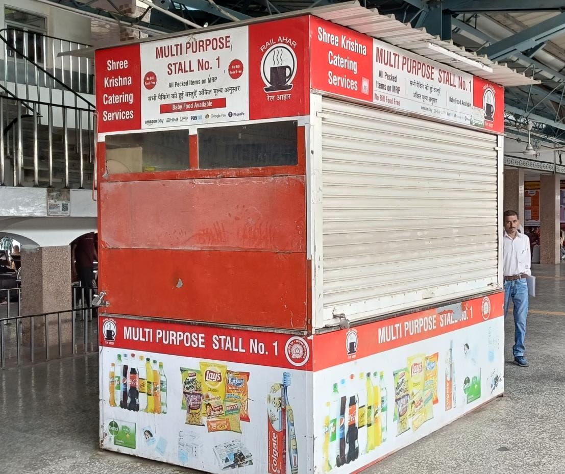 Operation of trains from the city station brought people's work to a halt