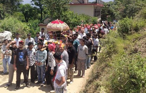 In Balh, the procession of Shri Dev Satbala Kameshwar Ner was taken out