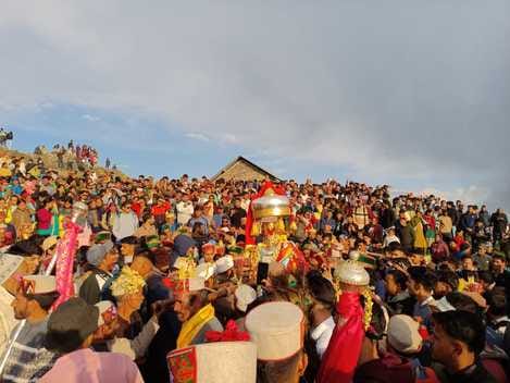 A crowd of devotees gathered at the hoom of Dev Chunjwala