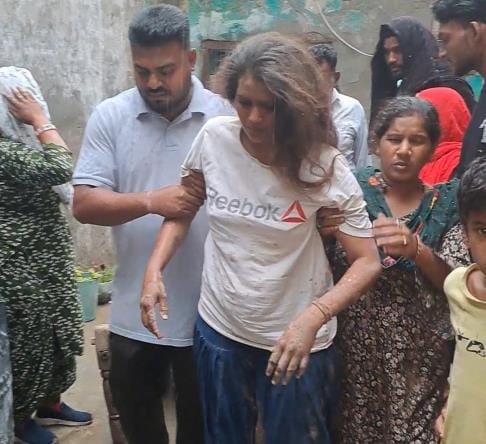 The roof of a house collapsed after rain in Valmiki Basti, a girl was injured