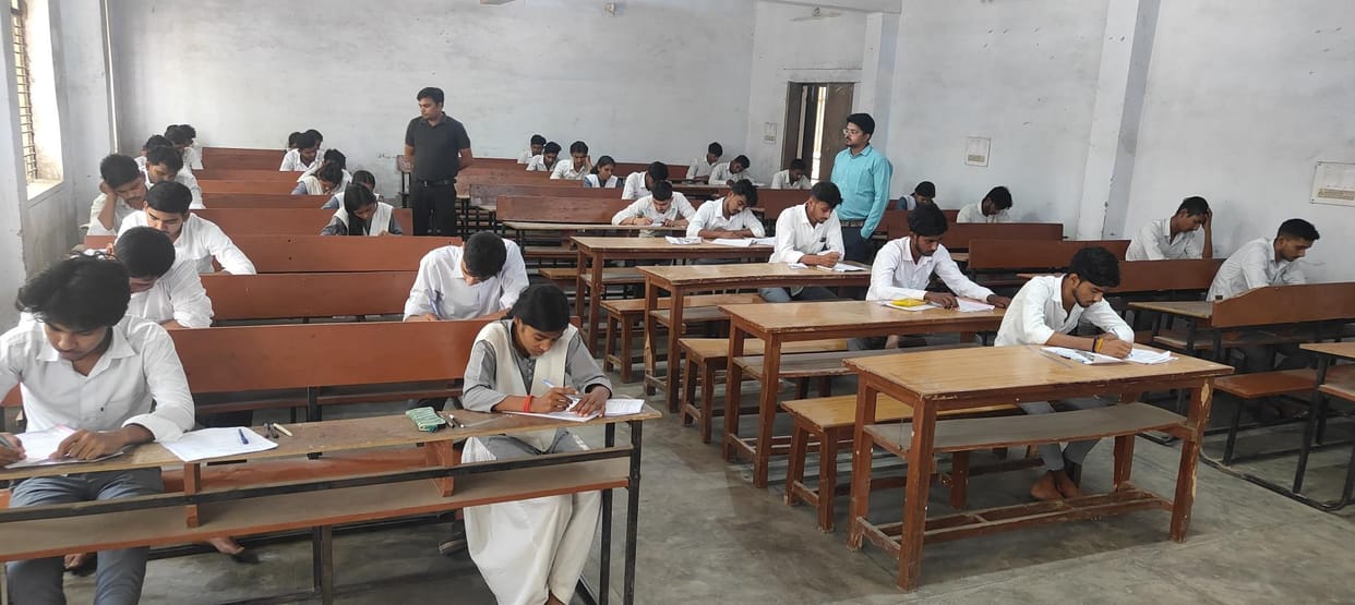 635 students appeared in the polytechnic examination