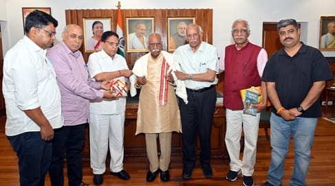 Delegation of Babu Balmukund Gupt Parishad met the Governor