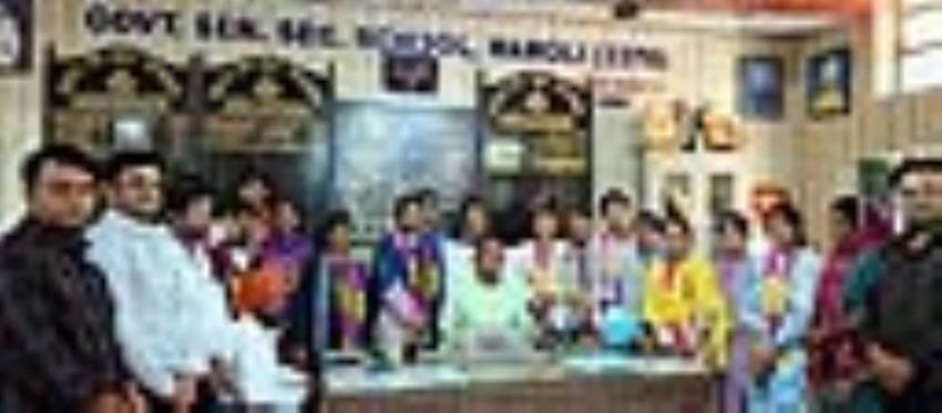 Hadoli Vidyalaya's student Preeti is topper in arts and Usha is topper in commerce class