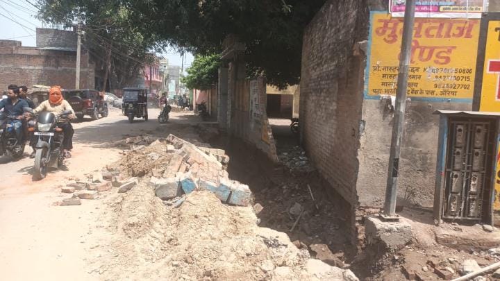 The school wall collapsed due to the contractor's negligence, the leakage was not repaired