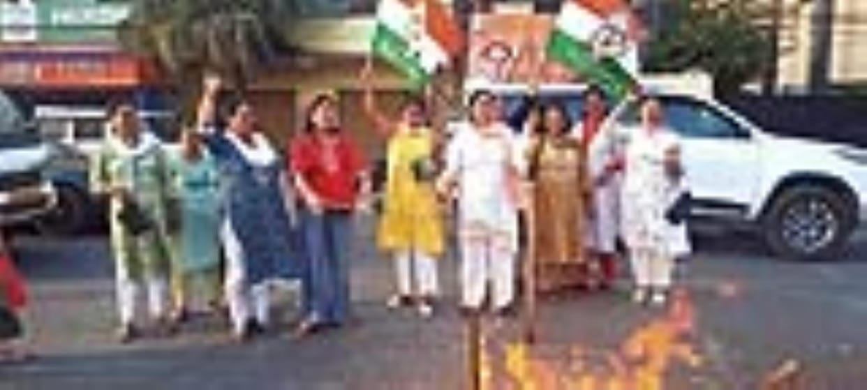 Women Congress workers burnt the effigy of Madhya Pradesh minister