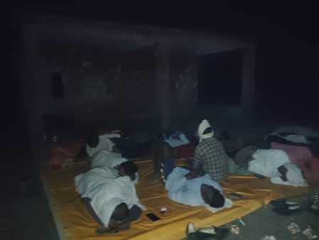 पोस्टमार्टम नहीं होने से रातभर परिजन चीरघर के बाहर ही बैठे रहे