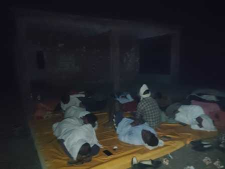 पोस्टमार्टम नहीं होने से रातभर परिजन चीरघर के बाहर ही बैठे रहे